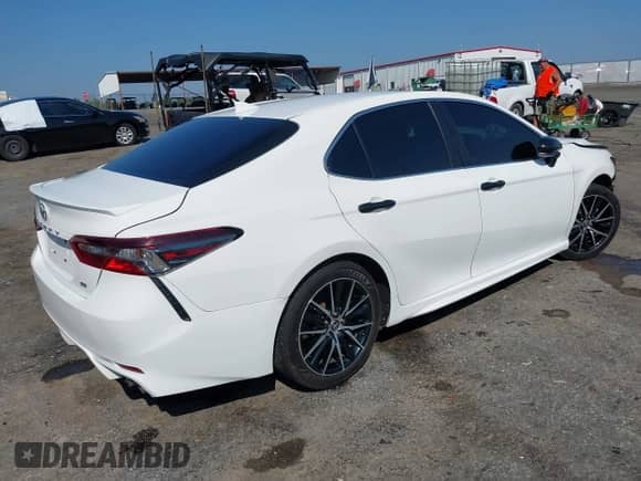 2021 Toyota Camry SE z VIN 4T1G11AK6MU523261, wystawiony jako IAAI lot #43113996 z przebiegiem 101 843 mil mil oraz . Historia ofert i sprzedaży dostępna na DreamBid. Obrazek 4.