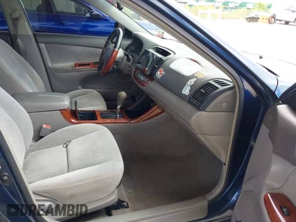 2002 Toyota Camry LE z VIN 4T1BE32K32U575209, wystawiony jako IAAI lot #43192866 z przebiegiem Nie podano mil oraz . Historia ofert i sprzedaży dostępna na DreamBid. Obrazek 5.