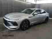 2025 Hyundai Sonata SEL с VIN KMHL64JA4SA447448, выставлен на аукционе Copart как лот 87034005 с пробегом 24 966 миль миль и На запчасти • Non repairable. История ставок и продаж доступна на DreamBid. Изображение 1.