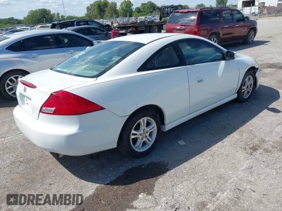 2006 Honda Accord LX z VIN 1HGCM72356A000064, wystawiony jako IAAI lot #43078270 z przebiegiem 211 806 mil mil oraz . Historia ofert i sprzedaży dostępna na DreamBid. Obrazek 4.