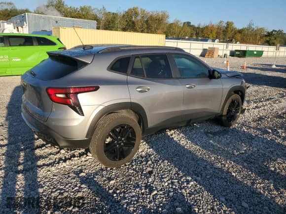 2024 Chevrolet Trax ACTIV z VIN KL77LKE2XRC207337, wystawiony jako Copart lot #83944665 z przebiegiem 12 947 mil mil oraz Szkoda całkowita • Salvage title. Historia ofert i sprzedaży dostępna na DreamBid. Obrazek 3.