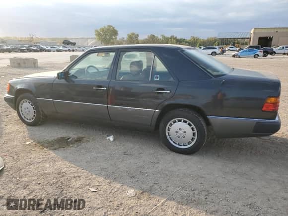 1992 Mercedes-Benz 300 with VIN WDBED30E9NB632464, listed as a Copart auction lot 86144335 with 93,271 mi miles and Clean title. Bid and sale history available at DreamBid. Image 2.