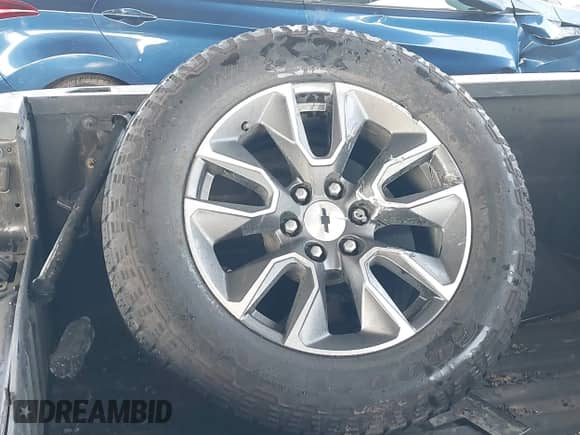2022 Chevrolet Silverado 1500 RST z VIN 3GCUDEETXNG583752, wystawiony jako IAAI lot #41809678 z przebiegiem 68 902 mil mil oraz . Historia ofert i sprzedaży dostępna na DreamBid. Obrazek 12.