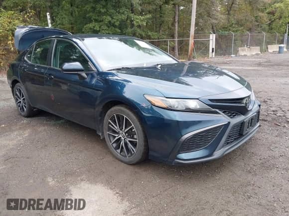 2021 Toyota Camry SE Nightshade z VIN 4T1G11AK1MU559391, wystawiony jako IAAI lot #43300222 z przebiegiem 68 327 mil mil oraz . Historia ofert i sprzedaży dostępna na DreamBid. Obrazek 1.