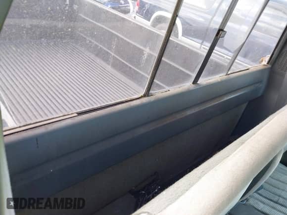 1990 GMC Sierra 1500 с VIN 1GTDK14K1LZ523914, выставлен на аукционе IAAI как лот 43001946 с пробегом 178 586 миль миль и . История ставок и продаж доступна на DreamBid. Изображение 8.