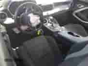 2019 Chevrolet Camaro 1LT z VIN 1G1FB1RX9K0132972, wystawiony jako Copart lot #81693415 z przebiegiem 55 730 mil mil oraz Czysty tytuł • Clean title. Historia ofert i sprzedaży dostępna na DreamBid. Obrazek 8.