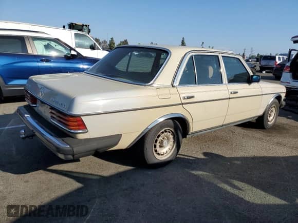1984 Mercedes-Benz 300 D с VIN WDBAB33A1EA106820, выставлен на аукционе Copart как лот 84257695 с пробегом 414 000 миль миль и Чистый • Clean title. История ставок и продаж доступна на DreamBid. Изображение 3.