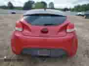 2013 Hyundai Veloster w/Black Int z VIN KMHTC6AD5DU173242, wystawiony jako Copart lot #54733125 z przebiegiem 157 766 mil mil oraz Czysty tytuł • Clean title. Historia ofert i sprzedaży dostępna na DreamBid. Obrazek 6.