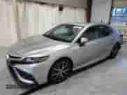 2023 Toyota Camry SE z VIN 4T1G11AK6PU818767, wystawiony jako Copart lot #86149815 z przebiegiem 45 434 mil mil oraz Czysty tytuł • Clean title. Historia ofert i sprzedaży dostępna na DreamBid. Obrazek 1.