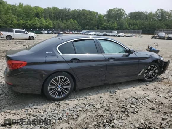2019 BMW 5 Series 530e xDrive z VIN WBAJB1C58KB375649, wystawiony jako Copart lot #59561305 z przebiegiem Nie podano mil oraz Szkoda całkowita • Salvage title. Historia ofert i sprzedaży dostępna na DreamBid. Obrazek 3.