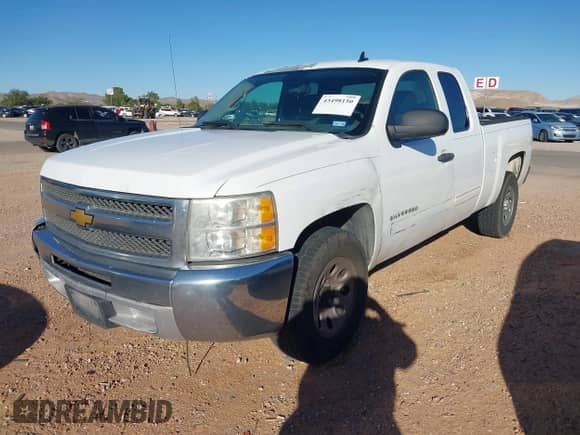 2012 Chevrolet Silverado 1500 LS z VIN 1GCRCREA1CZ180190, wystawiony jako IAAI lot #43498150 z przebiegiem 298 253 mil mil oraz . Historia ofert i sprzedaży dostępna na DreamBid. Obrazek 17.