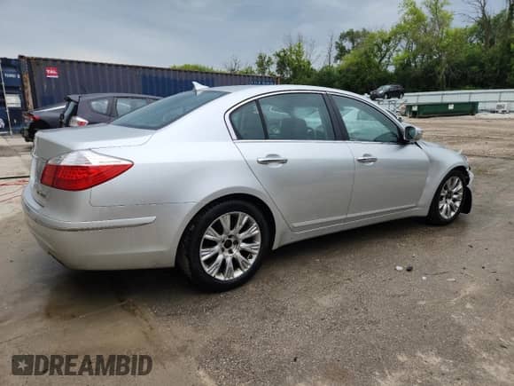 2009 Hyundai Genesis with VIN KMHGC46E69U018374, listed as a Copart auction lot 61549355 with 174,636 mi miles and Non repairable. Bid and sale history available at DreamBid. Image 3.