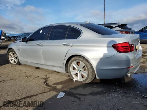 2013 BMW 5 Series 528i xDrive с VIN WBAXH5C59DDW15038, выставлен на аукционе Copart как лот 82726665 с пробегом Не указан миль и Чистый • Clean title. История ставок и продаж доступна на DreamBid. Изображение 2.