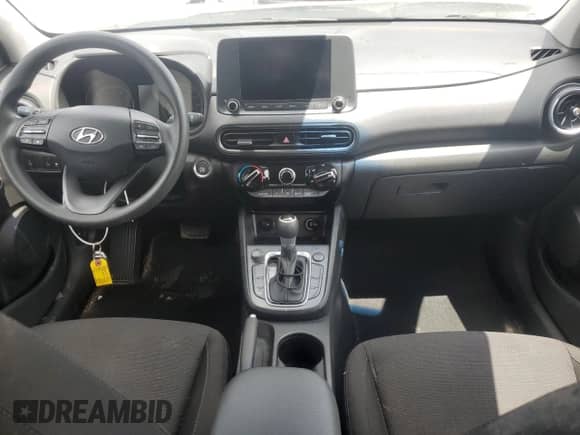 2022 Hyundai Kona SEL z VIN KM8K62AB8NU905598, wystawiony jako Copart lot #68595645 z przebiegiem 36 923 mil mil oraz Nie do naprawy • Non repairable. Historia ofert i sprzedaży dostępna na DreamBid. Obrazek 8.