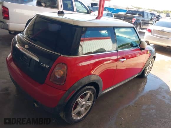 2007 MINI Hardtop с VIN WMWMF33557TT50075, выставлен на аукционе IAAI как лот 43336306 с пробегом 149 555 миль миль и . История ставок и продаж доступна на DreamBid. Изображение 4.