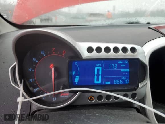 2015 Chevrolet Sonic RS z VIN 1G1JH6SB6F4116201, wystawiony jako Copart lot #85675864 z przebiegiem 86 670 mil mil oraz Czysty tytuł • Clean title. Historia ofert i sprzedaży dostępna na DreamBid. Obrazek 9.