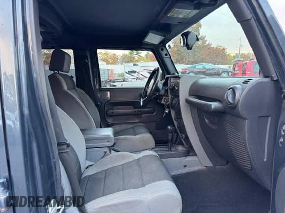 2007 Jeep Wrangler Unlimited X z VIN 1J8GA39177L144753, wystawiony jako Copart lot #90586105 z przebiegiem 171 270 mil mil oraz Czysty tytuł • Clean title. Historia ofert i sprzedaży dostępna na DreamBid. Obrazek 8.