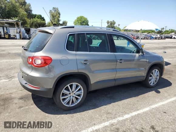 2011 Volkswagen Tiguan SEL с VIN WVGAV7AXXBW549291, выставлен на аукционе Copart как лот 61309895 с пробегом 89 428 миль миль и Списание • Salvage title. История ставок и продаж доступна на DreamBid. Изображение 3.