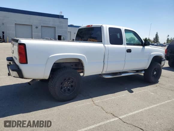 2005 Chevrolet Silverado 1500 LS with VIN 1GCEK19B85E327539, listed as a Copart auction lot 71868145 with 238,597 mi miles and Clean title. Bid and sale history available at DreamBid. Image 3.
