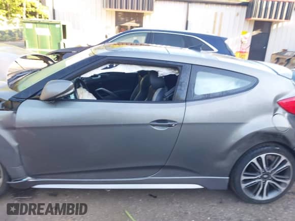 2016 Hyundai Veloster Turbo с VIN KMHTC6AE8GU273459, выставлен на аукционе IAAI как лот 43379586 с пробегом 55 839 миль миль и . История ставок и продаж доступна на DreamBid. Изображение 15.