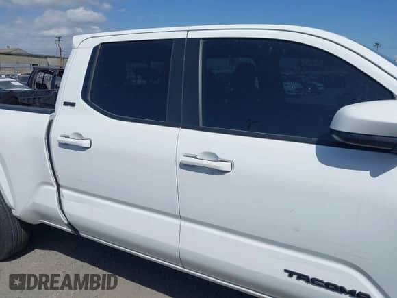 2024 Toyota Tacoma SR5 с VIN 3TYLB5JN4RT009863, выставлен на аукционе IAAI как лот 41610115 с пробегом 8 355 миль миль и . История ставок и продаж доступна на DreamBid. Изображение 14.