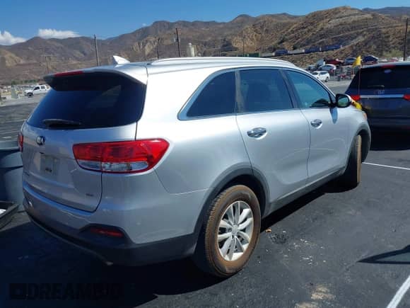 2018 Kia Sorento LX with VIN 5XYPG4A35JG346552, listed as a IAAI auction lot 43217078 with 119,667 mi miles and . Bid and sale history available at DreamBid. Image 4.