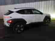 2024 Hyundai Kona SEL z VIN KM8HBCAB9RU146803, wystawiony jako Copart lot #81850764 z przebiegiem 19 927 mil mil oraz Czysty tytuł • Clean title. Historia ofert i sprzedaży dostępna na DreamBid. Obrazek 3.