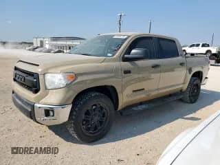 2017 Toyota Tundra SR5 z VIN 5TFDW5F19HX593020, wystawiony jako Copart lot #69695735 z przebiegiem 109 553 mil mil oraz Szkoda całkowita • Salvage title. Historia ofert i sprzedaży dostępna na DreamBid. Obrazek 1.
