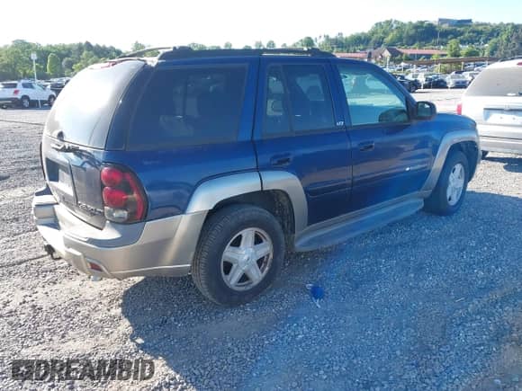 2002 Chevrolet TrailBlazer LTZ z VIN 1GNDT13S222337909, wystawiony jako IAAI lot #42326041 z przebiegiem 257 850 mil mil oraz . Historia ofert i sprzedaży dostępna na DreamBid. Obrazek 4.