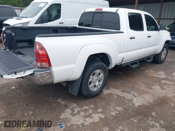 2007 Toyota Tacoma PreRunner z VIN 3TMKU72N57M013302, wystawiony jako IAAI lot #43089625 z przebiegiem 146 945 mil mil oraz . Historia ofert i sprzedaży dostępna na DreamBid. Obrazek 4.