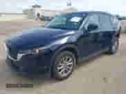 2023 Mazda CX-5 S Carbon Edition z VIN JM3KFBCM6P0165036, wystawiony jako IAAI lot #42622732 z przebiegiem 44 497 mil mil oraz . Historia ofert i sprzedaży dostępna na DreamBid. Obrazek 2.
