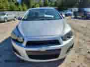 2013 Chevrolet Sonic LT z VIN 1G1JC5SH6D4239765, wystawiony jako Copart lot #89445475 z przebiegiem 108 774 mil mil oraz Czysty tytuł • Clean title. Historia ofert i sprzedaży dostępna na DreamBid. Obrazek 5.