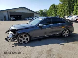 2011 Mercedes-Benz C 300 Sport z VIN WDDGF8BB5BR171633, wystawiony jako Copart lot #80246385 z przebiegiem 153 237 mil mil oraz Szkoda całkowita • Salvage title. Historia ofert i sprzedaży dostępna na DreamBid. Obrazek 1.