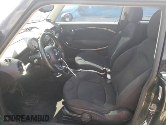 2011 MINI Hardtop z VIN WMWSU3C53BT091950, wystawiony jako Copart lot #45841863 z przebiegiem 125 815 mil mil oraz Czysty tytuł • Clean title. Historia ofert i sprzedaży dostępna na DreamBid. Obrazek 7.