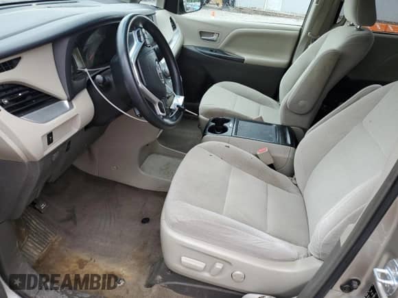 2017 Toyota Sienna LE Auto Access Seat z VIN 5TDKZ3DC1HS795802, wystawiony jako Copart lot #59602705 z przebiegiem 131 980 mil mil oraz Szkoda całkowita • Salvage title. Historia ofert i sprzedaży dostępna na DreamBid. Obrazek 7.