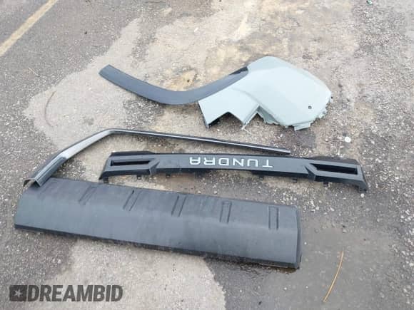 2024 Toyota Tundra Platinum z VIN 5TFNA5DB4RX182558, wystawiony jako IAAI lot #43363749 z przebiegiem 21 696 mil mil oraz . Historia ofert i sprzedaży dostępna na DreamBid. Obrazek 12.