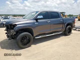 2020 Toyota Tundra Platinum z VIN 5TFAY5F11LX894399, wystawiony jako Copart lot #65139365 z przebiegiem 53 566 mil mil oraz Czysty tytuł • Clean title. Historia ofert i sprzedaży dostępna na DreamBid. Obrazek 1.
