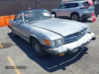 1984 Mercedes-Benz 380 SL z VIN WDBBA45A5EA000834, wystawiony jako IAAI lot #42703076 z przebiegiem 45 704 mil mil oraz . Historia ofert i sprzedaży dostępna na DreamBid. Obrazek 1.