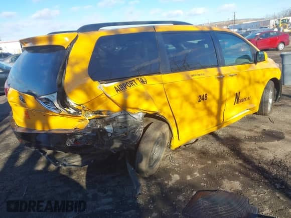 2017 Toyota Sienna XLE Auto Access Seat z VIN 5TDYZ3DC6HS792503, wystawiony jako IAAI lot #41272021 z przebiegiem 109 315 mil mil oraz . Historia ofert i sprzedaży dostępna na DreamBid. Obrazek 4.