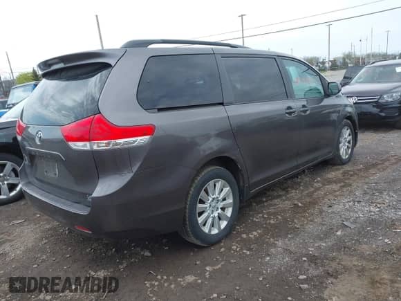 2014 Toyota Sienna LE z VIN 5TDJK3DC2ES076716, wystawiony jako IAAI lot #42138398 z przebiegiem 175 442 mil mil oraz . Historia ofert i sprzedaży dostępna na DreamBid. Obrazek 4.