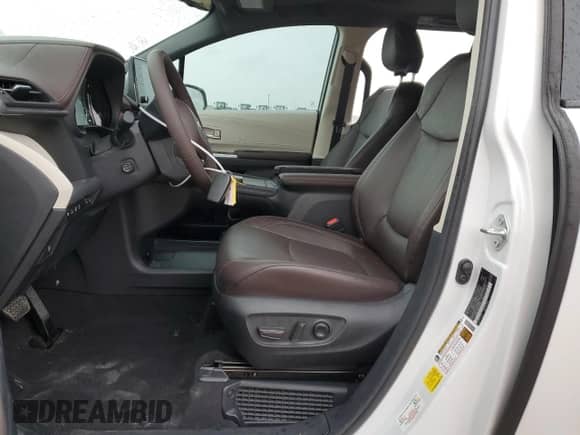 2024 Toyota Sienna Platinum с VIN 5TDERKEC5RS220903, выставлен на аукционе Copart как лот 48811305 с пробегом 20 107 миль миль и Списание • Salvage title. История ставок и продаж доступна на DreamBid. Изображение 7.