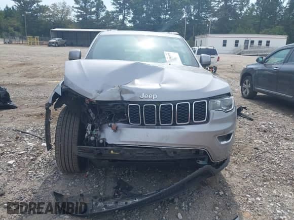 2018 Jeep Grand Cherokee Laredo z VIN 1C4RJEAG2JC172558, wystawiony jako IAAI lot #43256975 z przebiegiem 97 436 mil mil oraz . Historia ofert i sprzedaży dostępna na DreamBid. Obrazek 12.