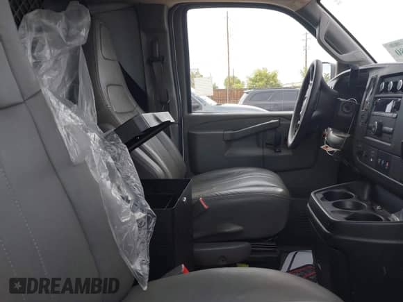 2019 Chevrolet Express Cargo z VIN 1GCWGAFP0K1326202, wystawiony jako IAAI lot #43374680 z przebiegiem 163 534 mil mil oraz . Historia ofert i sprzedaży dostępna na DreamBid. Obrazek 8.