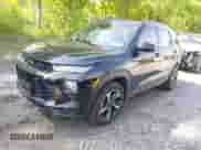 2021 Chevrolet TrailBlazer RS z VIN KL79MUSL3MB033835, wystawiony jako IAAI lot #42389303 z przebiegiem 63 820 mil mil oraz . Historia ofert i sprzedaży dostępna na DreamBid. Obrazek 2.