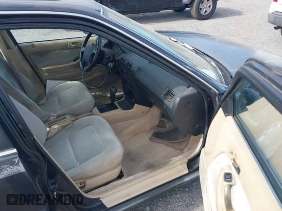 1992 Honda Accord с VIN 1HGCB7678NA111323, выставлен на аукционе IAAI как лот 43556470 с пробегом 257 339 миль миль и . История ставок и продаж доступна на DreamBid. Изображение 5.