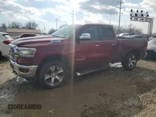 2019 Ram 1500 Laramie z VIN 1C6SRFDT5KN830864, wystawiony jako Copart lot #46498855 z przebiegiem 63 935 mil mil oraz Szkoda całkowita • Salvage title. Historia ofert i sprzedaży dostępna na DreamBid. Obrazek 1.
