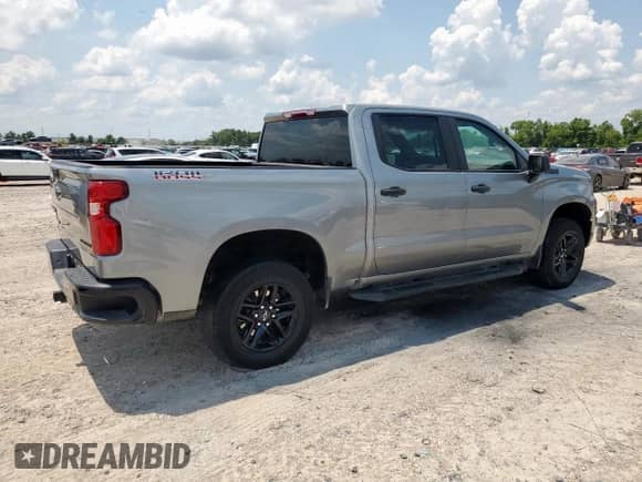 2024 Chevrolet Silverado 1500 Custom Trail Boss z VIN 3GCUDCE88RG346358, wystawiony jako Copart lot #68303935 z przebiegiem Nie podano mil oraz Szkoda całkowita • Salvage title. Historia ofert i sprzedaży dostępna na DreamBid. Obrazek 3.