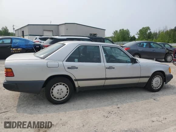 1989 Mercedes-Benz 300 E with VIN WDBEA30D7KA942808, listed as a Copart auction lot 59315945 with 121,727 mi miles and Clean title. Bid and sale history available at DreamBid. Image 3.