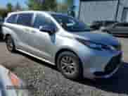2023 Toyota Sienna LE z VIN 5TDKSKFC4PS077574, wystawiony jako Copart lot #53733535 z przebiegiem 16 612 mil mil oraz Szkoda całkowita • Salvage title. Historia ofert i sprzedaży dostępna na DreamBid. Obrazek 4.