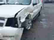 2010 Chevrolet Suburban LTZ z VIN 1GNUCKE07AR271316, wystawiony jako IAAI lot #42097289 z przebiegiem 109 626 mil mil oraz . Historia ofert i sprzedaży dostępna na DreamBid. Obrazek 6.
